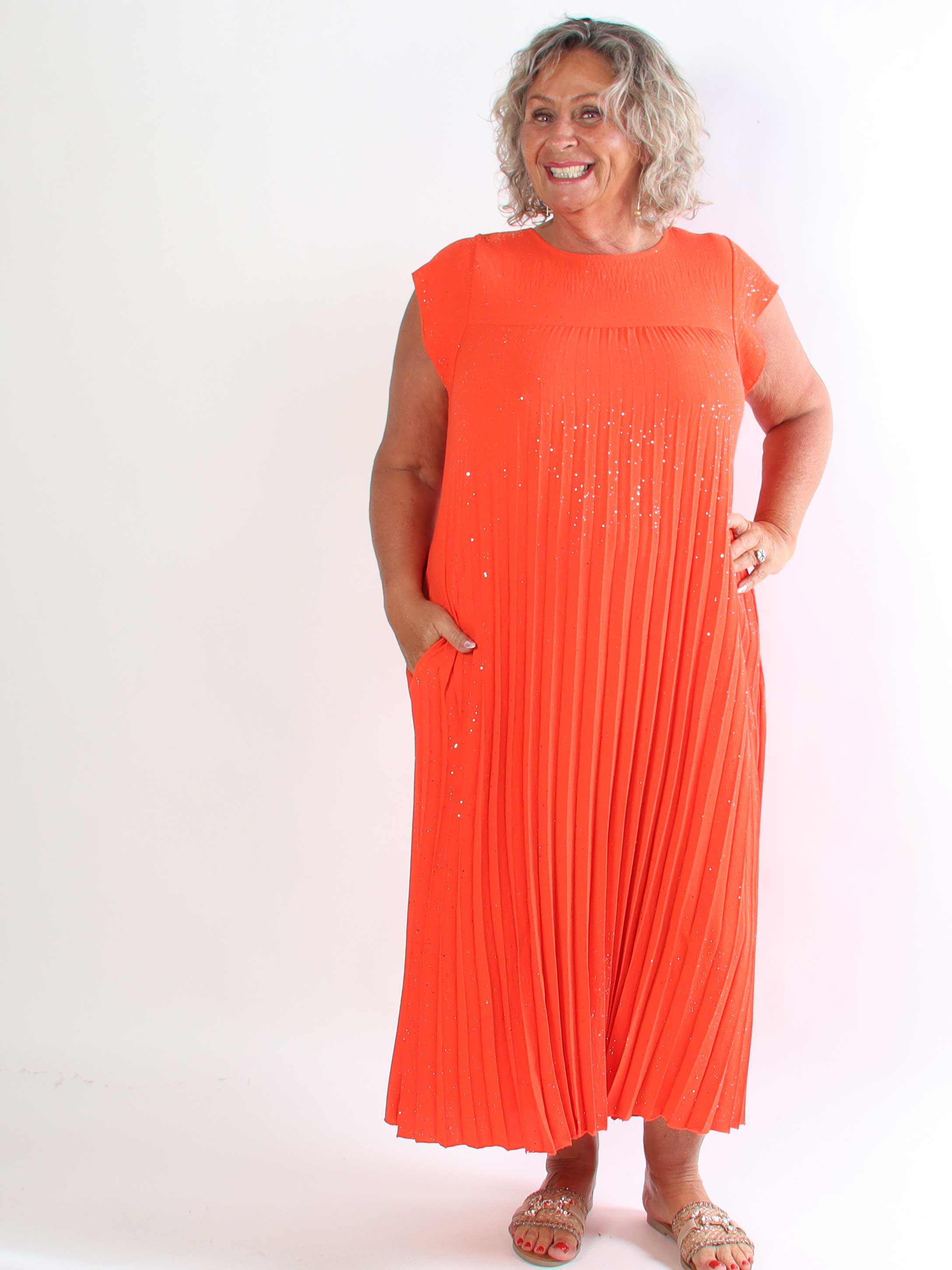 Nancy Glitter - Lang plus size kjole med plisseringer og lommer
